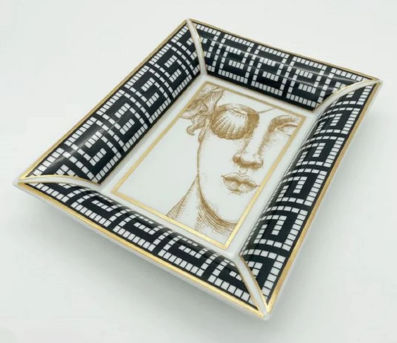 Casa Padrino Luxus Deko Schale Frau mit Augenklappe Weiß / Schwarz / Gold 20,5 x 17,5 x H. 13,5 cm - Handbemalte Porzellan Schale - Luxus Qualität - Made in Italy