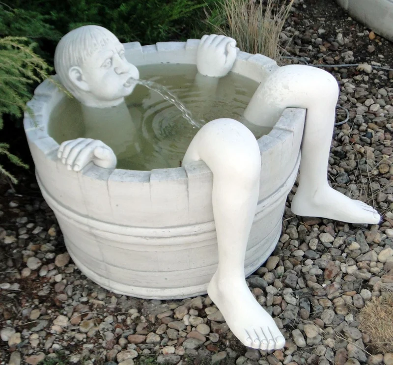 Casa Padrino Luxus Garten Deko Springbrunnen Weißgrau Ø 74 x H. 56 cm - Beton Gartenbrunnen - Stein Brunnen mit Wasserspeier Skulptur