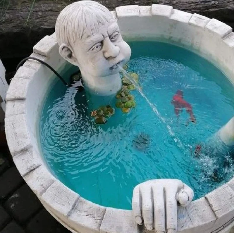Casa Padrino Luxus Garten Deko Springbrunnen Weißgrau Ø 74 x H. 56 cm - Beton Gartenbrunnen - Stein Brunnen mit Wasserspeier Skulptur