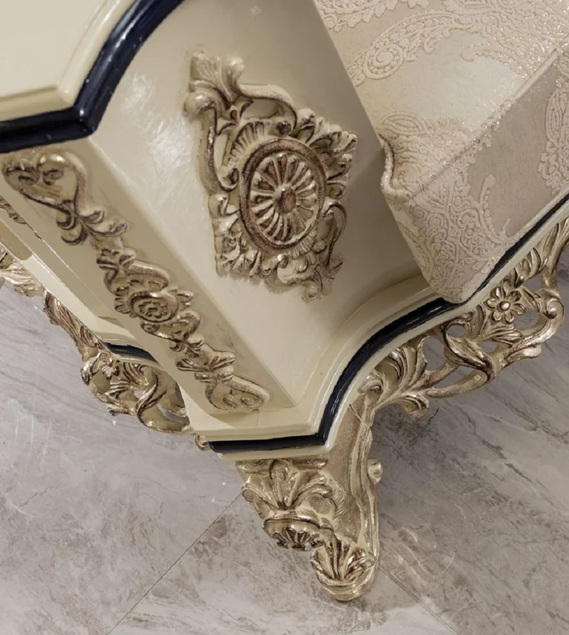 Casa Padrino Luxus Barock Sofa Weiß / Creme / Schwarz / Antik Gold - Barockstil Wohnzimmer Sofa mit elegantem Muster - Luxus Wohnzimmer Möbel im Barockstil - Barock Einrichtung - Barock Möbel