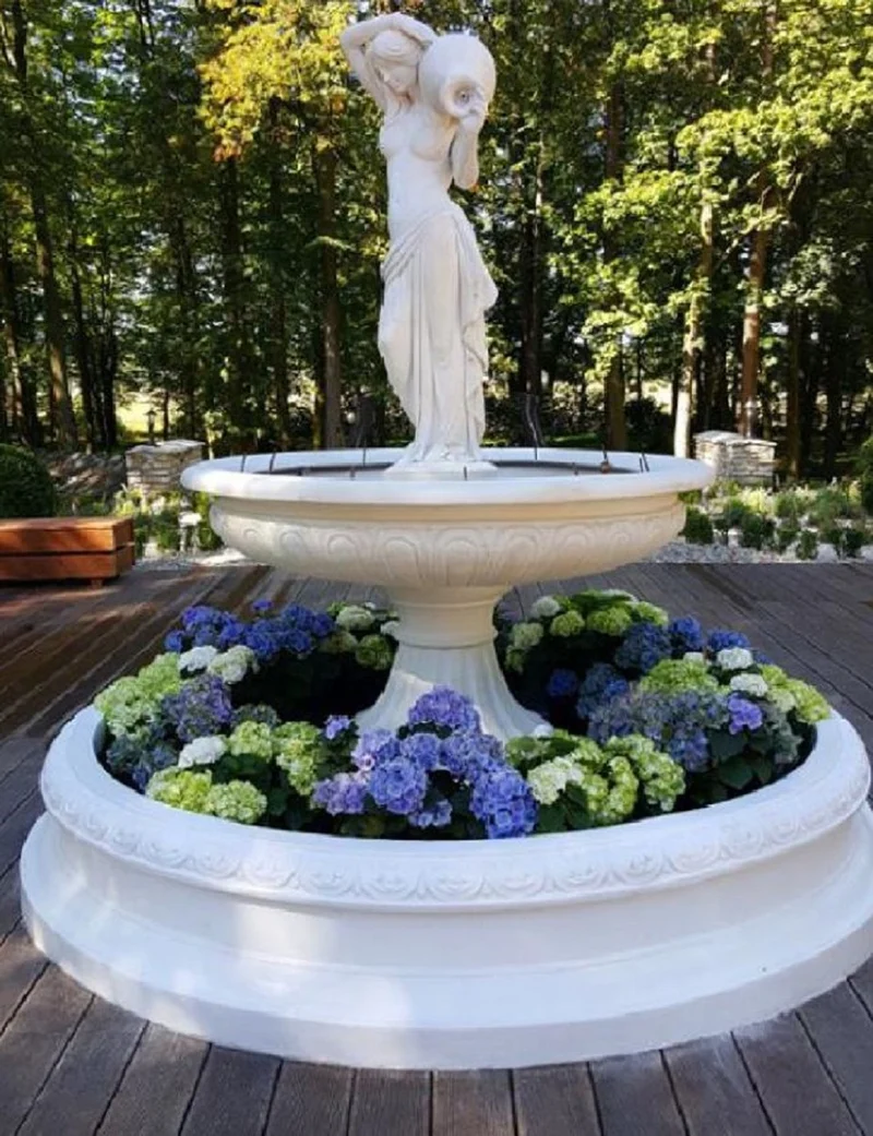 Casa Padrino Barock Springbrunnen Frau mit Krug Weiß Ø 150 x H. 235 cm - Prunkvoller Gartenbrunnen im Barockstil - Runder Gartendeko Stein Brunnen - Barock Garten Deko Accessoires
