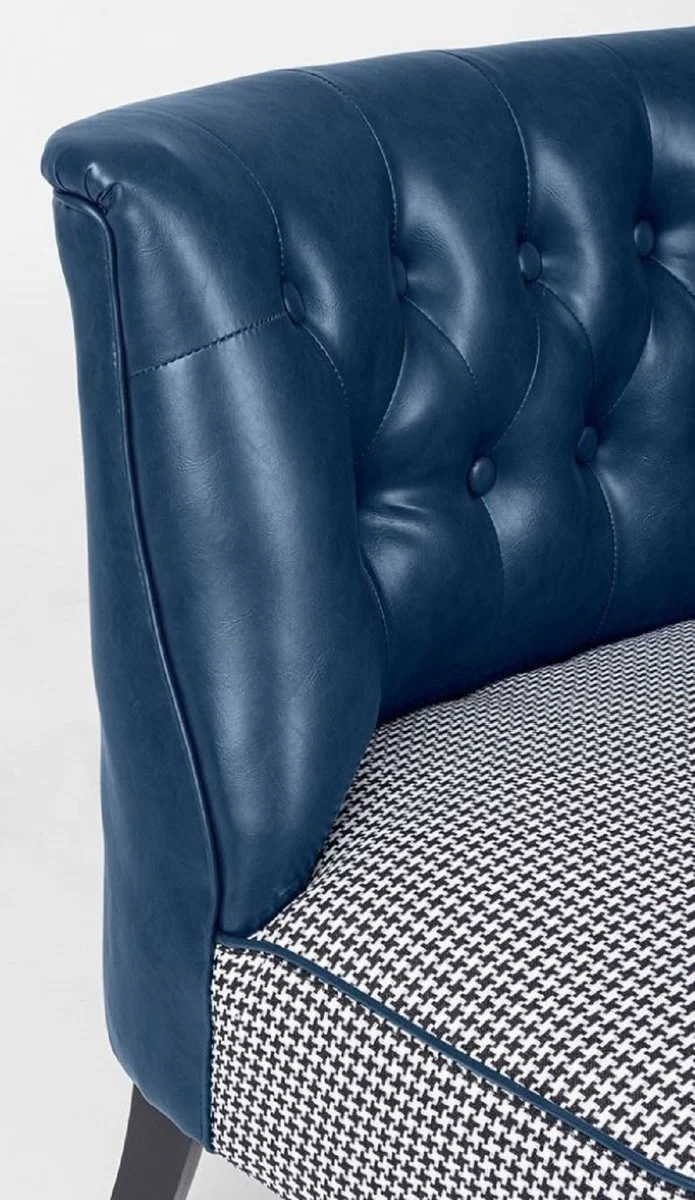 Casa Padrino Luxus Chesterfield Kunstleder Sofa Blau / Weiß / Schwarz 136 x 66 x H. 76 cm - Wohnzimmer Sofa - Wohnzimmer Möbel - Chesterfield Möbel - Luxus Möbel - Luxus Einrichtung