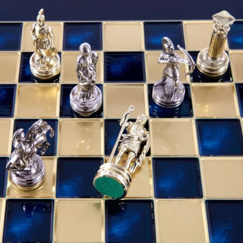 Casa Padrino Luxus Schach Set Schwarz / Blau / Gold / Silber / Messing 28 x 28 cm - Römisches Schachspiel - Handbemaltes Messing Schachbrett mit Metall Schachfiguren - Luxus Deko Accessoires