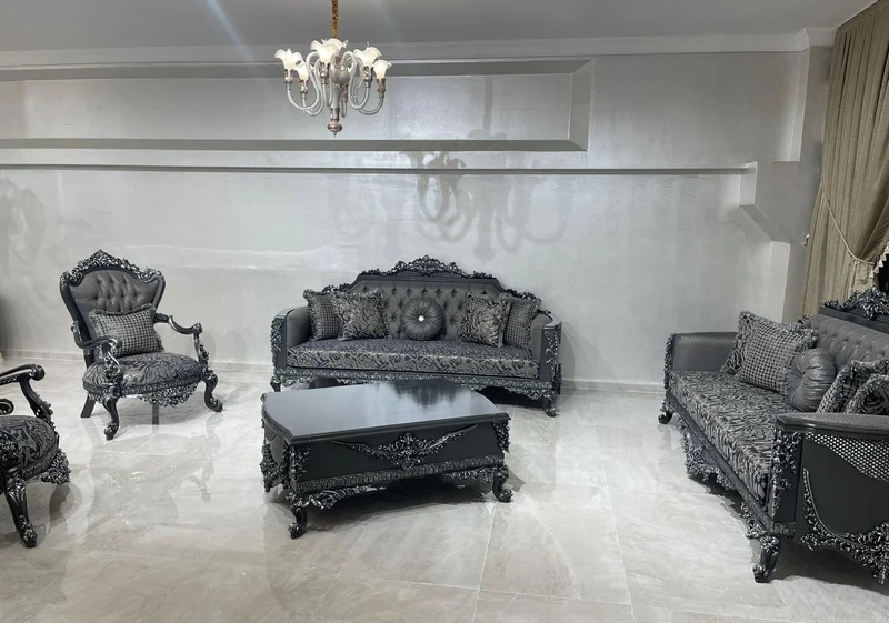 Casa Padrino Luxus Barock Sofa Grau / Silber - Prunkvolles Wohnzimmer Sofa - Barockstil Wohnzimmer Möbel - Luxus Möbel im Barockstil - Barock Einrichtung - Edel & Prunkvoll