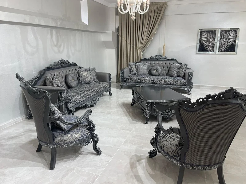 Casa Padrino Luxus Barock Sofa Grau / Silber - Prunkvolles Wohnzimmer Sofa - Barockstil Wohnzimmer Möbel - Luxus Möbel im Barockstil - Barock Einrichtung - Edel & Prunkvoll