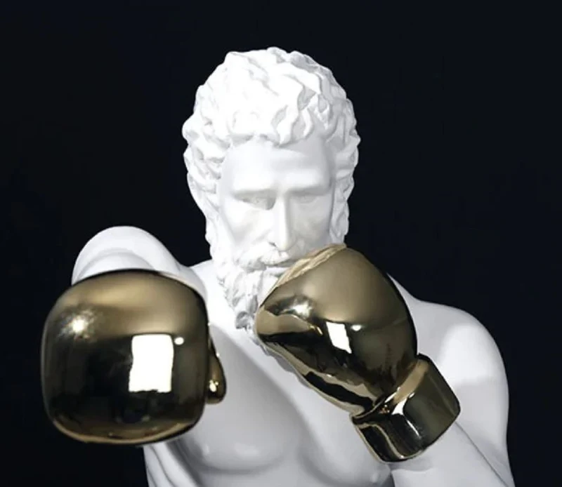 Casa Padrino Luxus Designer Deko Skulptur Boxer Weiß / Gold / Schwarz 31 x 52 x H. 56 cm - Kunstharz Deko Figur mit Sockel - Wohnzimmer Deko - Luxus Designer Deko Accessoires - Luxus Qualität