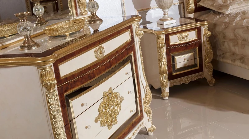 Casa Padrino Luxus Barock Nachtkommode Weiß / Beige / Braun / Gold - Prunkvoller Barock Nachttisch mit 3 Schubladen - Luxus Schlafzimmer Möbel im Barockstil - Barock Möbel - Barock Einrichtung