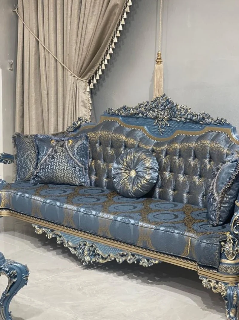 Casa Padrino Luxus Barock Wohnzimmer Set Blau / Gold - 2 Barock Sofas & 2 Barock Sessel & 1 Barock Couchtisch - Luxus Wohnzimmer Möbel im Barockstil - Barock Möbel - Edel & Prunkvoll
