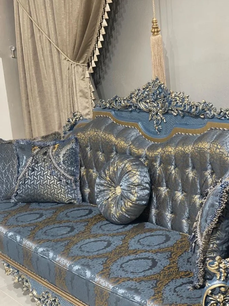 Casa Padrino Luxus Barock Wohnzimmer Set Blau / Gold - 2 Barock Sofas & 2 Barock Sessel & 1 Barock Couchtisch - Luxus Wohnzimmer Möbel im Barockstil - Barock Möbel - Edel & Prunkvoll