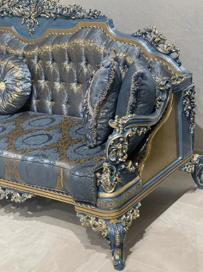 Casa Padrino Luxus Barock Wohnzimmer Set Blau / Gold - 2 Barock Sofas & 2 Barock Sessel & 1 Barock Couchtisch - Luxus Wohnzimmer Möbel im Barockstil - Barock Möbel - Edel & Prunkvoll