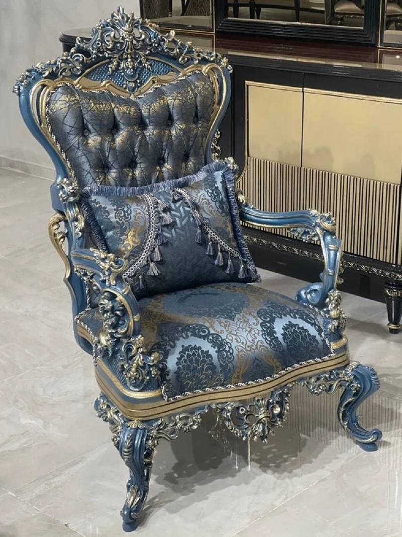 Casa Padrino Luxus Barock Wohnzimmer Set Blau / Gold - 2 Barock Sofas & 2 Barock Sessel & 1 Barock Couchtisch - Luxus Wohnzimmer Möbel im Barockstil - Barock Möbel - Edel & Prunkvoll