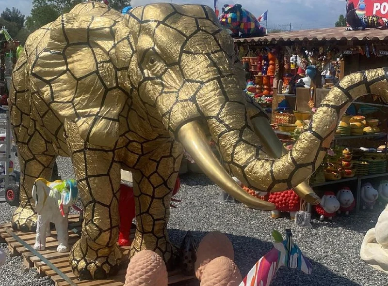 Casa Padrino Luxus Deko Skulptur Elefant Gold / Schwarz 410 x 155 x H. 223 cm - Riesige Garten Deko XXL Skulptur - Lebensgroße Garten Deko XXL Figur - Luxus XXL Garten Skulpturen