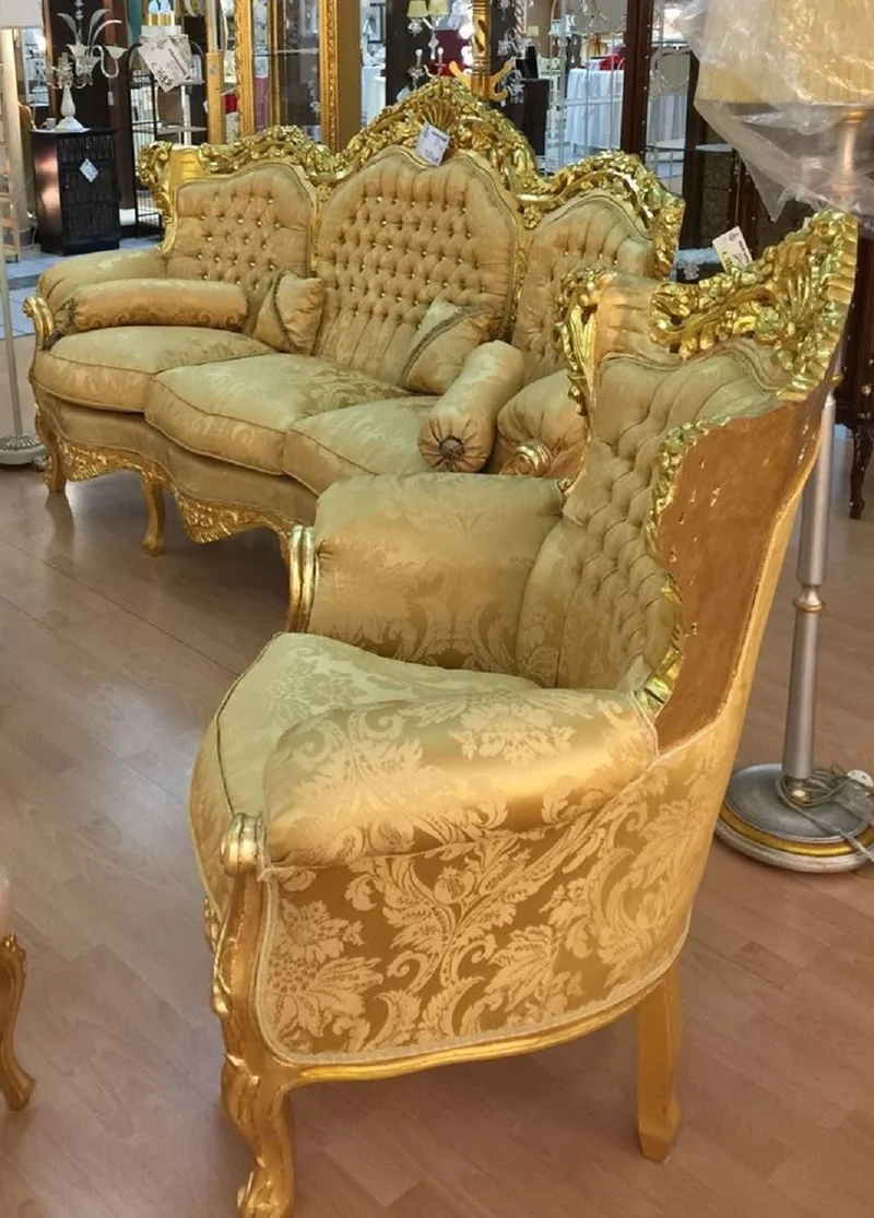 Casa Padrino Barock Wohnzimmer Set Gold Muster / Gold - 1 Barock Sofa & 2 Barock Sessel - Wohnzimmer Möbel im Barockstil - Barock Möbel - Barock Wohnzimmer Einrichtung