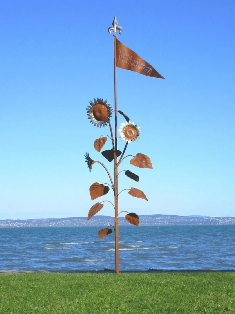 Casa Padrino Luxus XXL Garten Skulptur Sonnenblumen mit Flagge Rost / Silber 95 x 75 x H. 290 cm - Riesige XXL Garten Deko - Luxus Outdoor Deko - Luxus Garten Deko Accessoires