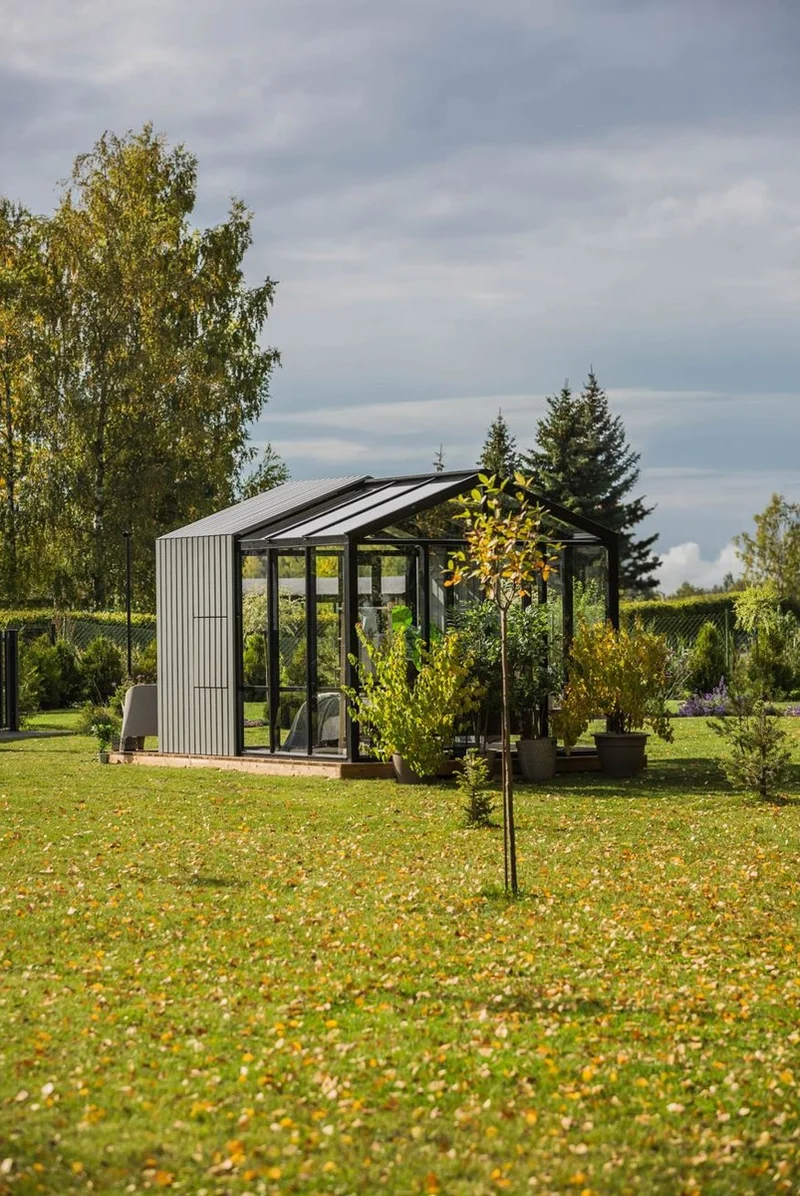 Casa Padrino Luxus Gartenhaus Schwarz / Grau 400 x 300 x H. 276,2 cm - Massivholz Garten Haus mit Glasfenstern und Glastüren - Gewächshaus - Luxus Gartenhäuser - Luxus Gewächshäuser
