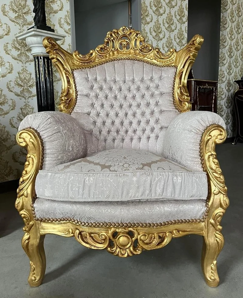 Casa Padrino Barock Wohnzimmer Set Grau Muster / Gold - 1 Barock Sofa & 2 Barock Sessel - Wohnzimmer Möbel im Barockstil - Barock Möbel - Barock Wohnzimmer Einrichtung