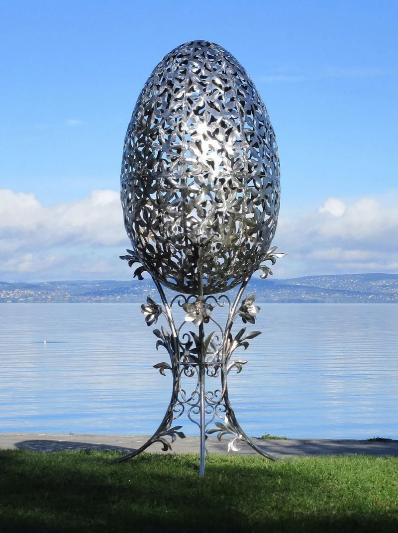 Casa Padrino Luxus Barock XXL Edelstahl Garten Skulptur Ei Silber 107 x 95 x H. 200 cm - Riesige XXL Garten Deko - Luxus Outdoor Deko - Luxus Garten Deko Accessoires