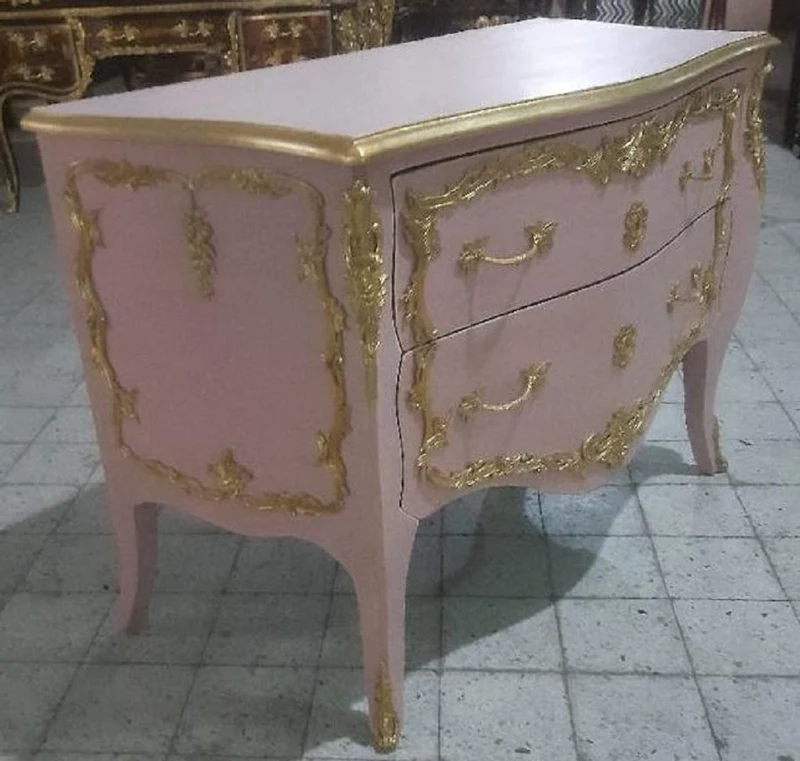 Casa Padrino Barock Kommode mit 2 Schubladen Rosa / Gold - Handgefertigte Massivholz Kommode im Barockstil - Schlafzimmer Möbel im Barockstil - Barock Möbel - Barock Einrichtung - Edel & Prunkvoll