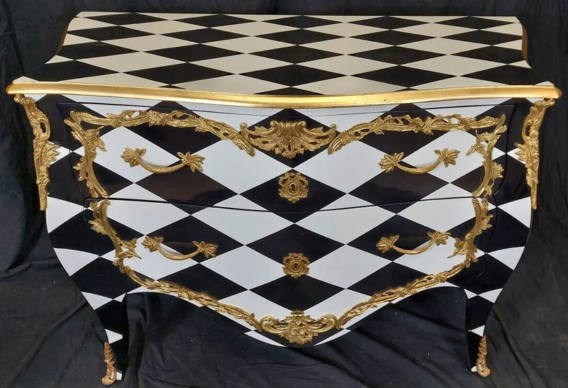 Casa Padrino Barock Kommode mit Karo Design und 2 Schubladen Schwarz / Weiß / Gold - Handgefertigte Massivholz Kommode im Barockstil - Schlafzimmer Möbel im Barockstil - Barock Möbel
