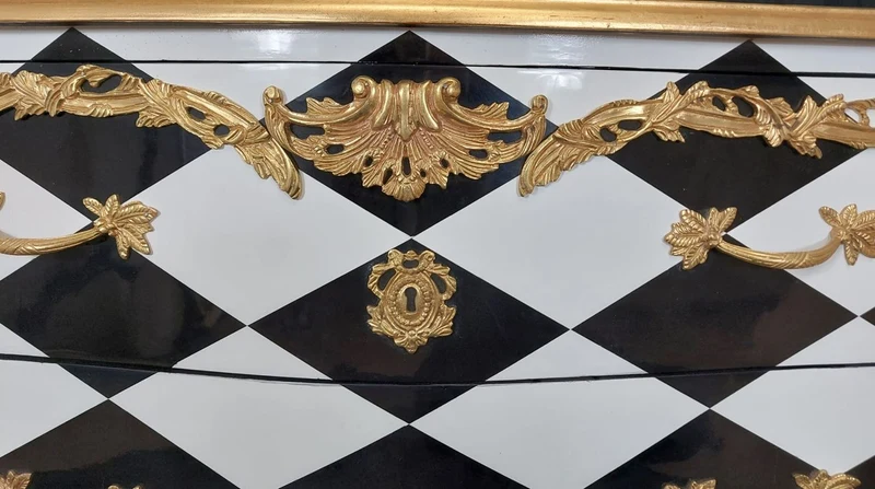 Casa Padrino Barock Kommode mit Karo Design und 2 Schubladen Schwarz / Weiß / Gold - Handgefertigte Massivholz Kommode im Barockstil - Schlafzimmer Möbel im Barockstil - Barock Möbel