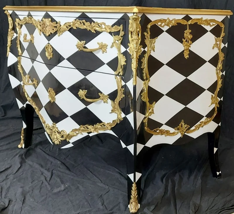 Casa Padrino Barock Kommode mit Karo Design und 2 Schubladen Schwarz / Weiß / Gold - Handgefertigte Massivholz Kommode im Barockstil - Schlafzimmer Möbel im Barockstil - Barock Möbel