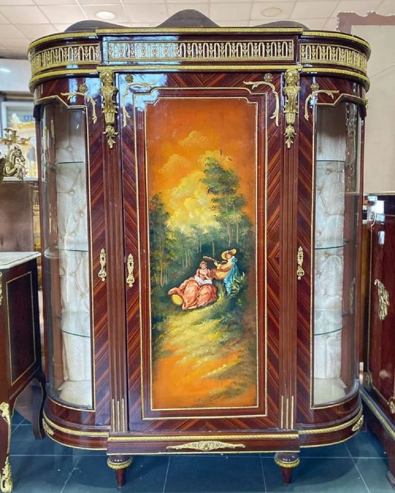Casa Padrino Barock Vitrine Braun / Mehrfarbig / Gold - Handgefertigter Massivholz Antik Stil Vitrinenschrank mit 3 Türen - Antik Stil Möbel - Barock Möbel - Wohnzimmer Möbel im Barockstil