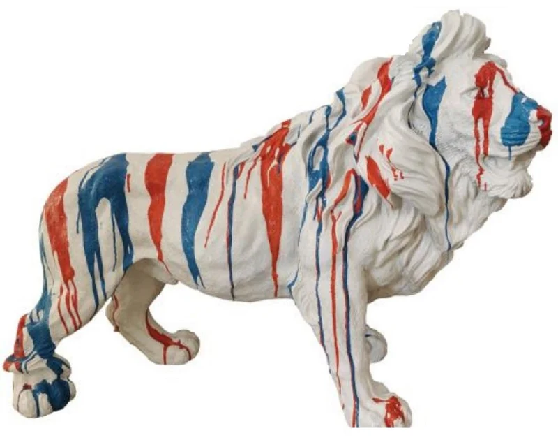 Casa Padrino Luxus Deko Skulptur Löwe Weiß / Blau / Rot 100 x H. 68 cm - Große Deko Figur - XXL Deko Skulptur - XXL Deko Figur - XXL Tierfigur - Wohnzimmer Deko - Garten Deko - Deko XXL Figuren