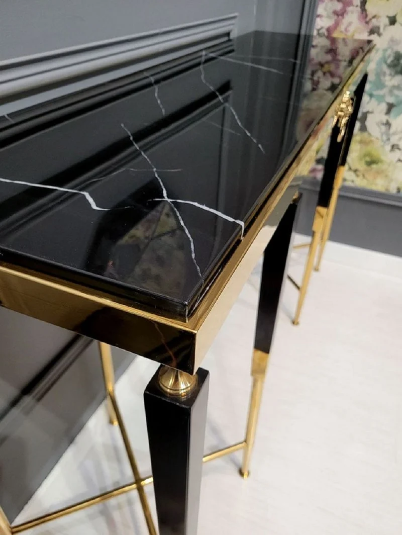 Casa Padrino Luxus Konsole Schwarz / Gold 140 x 40 x H. 85 cm - Rechteckiger Konsolentisch mit Kunstmarmor Tischplatte - Wohnzimmer Möbel - Luxus Möbel - Luxus Einrichtung