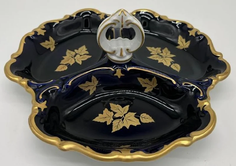 Casa Padrino Luxus Barock Porzellan Servierschale mit Tragegriff Dunkelblau / Weiß / Gold Ø 25 cm - Gebäck & Nuss Schale - Luxus Barock Accessoires - Reichenbach Porzellan - Made in Germany