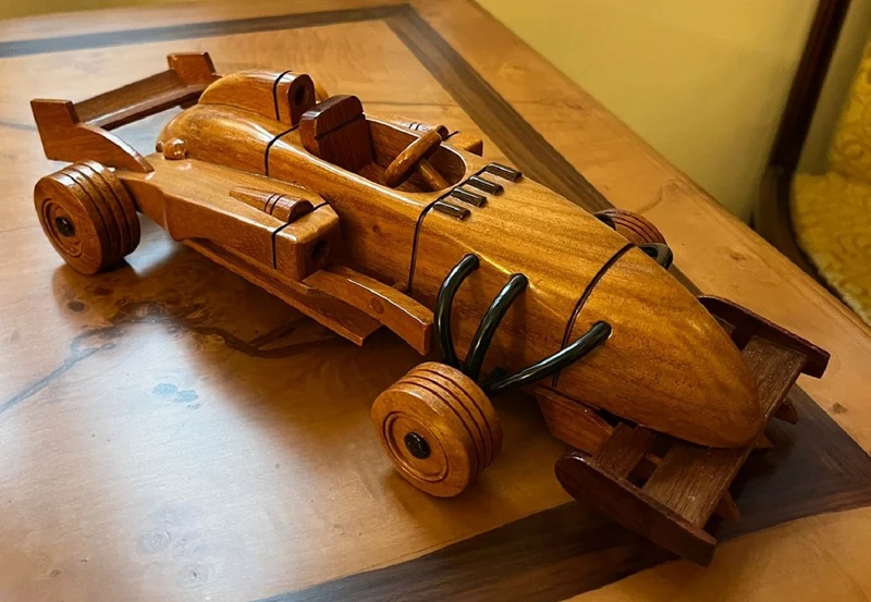 Casa Padrino Deko Auto Rennwagen Braun 31 x 14 x H. 9 cm - Handgefertigtes Holz Auto - Wohnzimmer Deko - Schreibtisch Deko - Deko Accessoires - Holz Autos