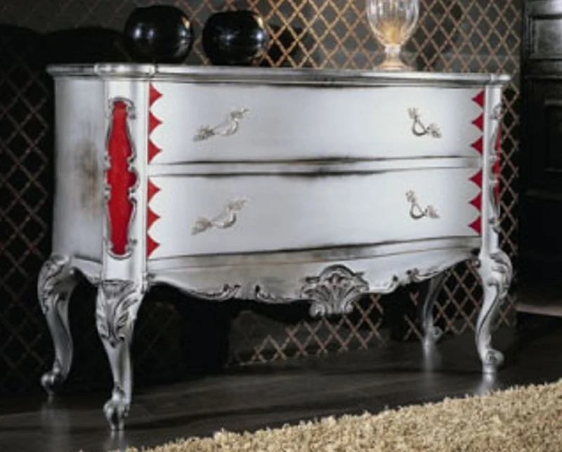 Casa Padrino Luxus Barock Kommode Antik Weiß / Silber / Rot - Handgefertigte Massivholz Kommode mit 2 Schubladen - Barockstil Schlafzimmer Möbel - Barock Möbel - Luxus Qualität - Made in Italy