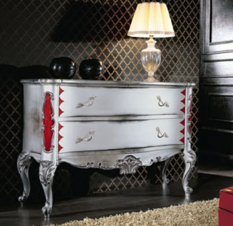 Casa Padrino Luxus Barock Kommode Antik Weiß / Silber / Rot - Handgefertigte Massivholz Kommode mit 2 Schubladen - Barockstil Schlafzimmer Möbel - Barock Möbel - Luxus Qualität - Made in Italy