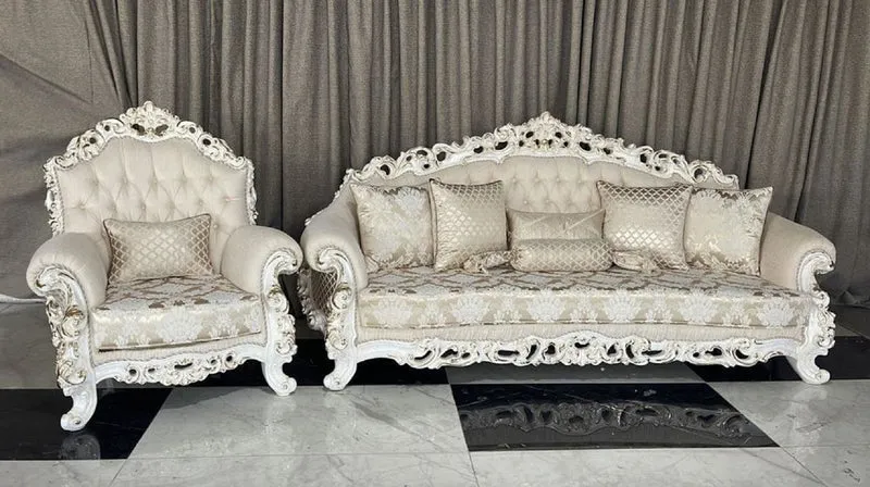 Casa Padrino Luxus Barock Sofa Creme / Weiß / Gold - Prunkvolles Wohnzimmer Sofa - Barockstil Wohnzimmer Möbel - Luxus Möbel im Barockstil - Barock Einrichtung - Wohnzimmer Einrichtung