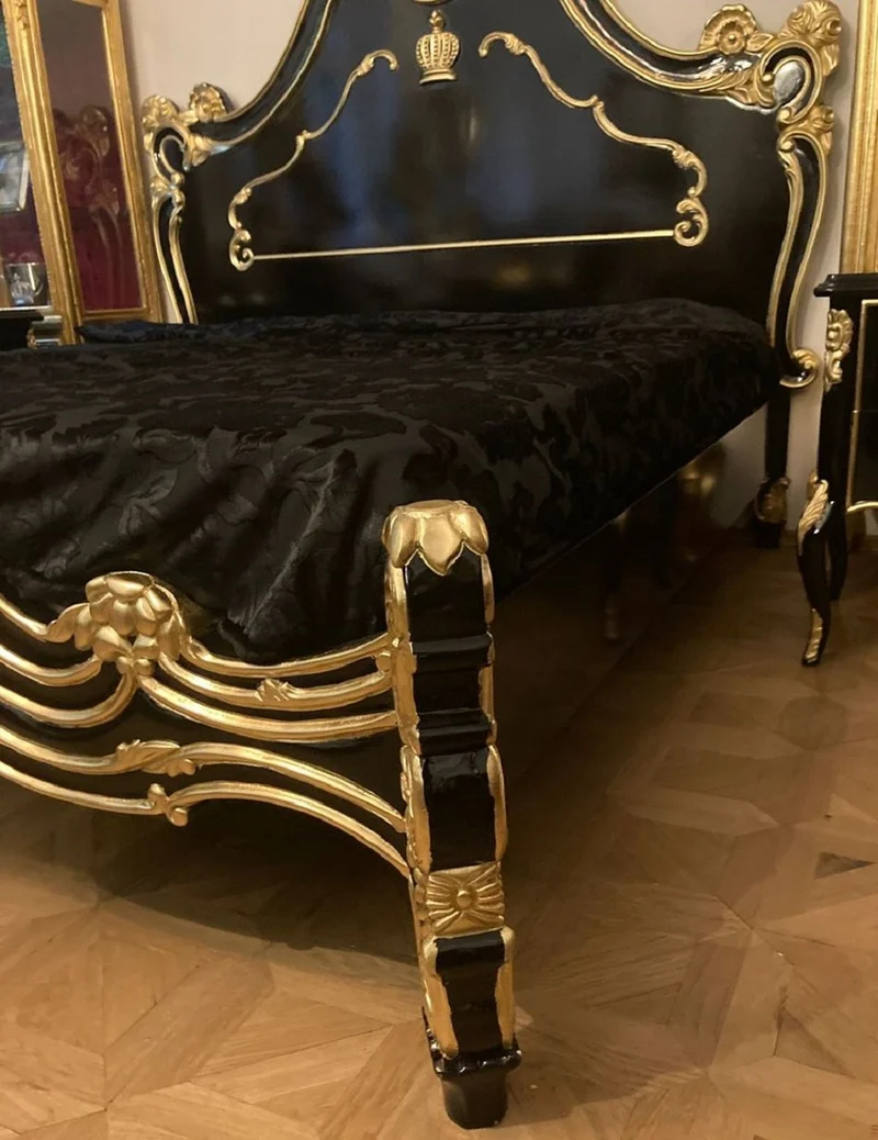 Pompöös by Casa Padrino Luxus Barock Doppelbett mit Matratze Schwarz / Gold - Pompööses Barock Bett designed by Harald Glööckler - Schlafzimmer Möbel im Barockstil - Barock Möbel - Edel & Prunkvoll