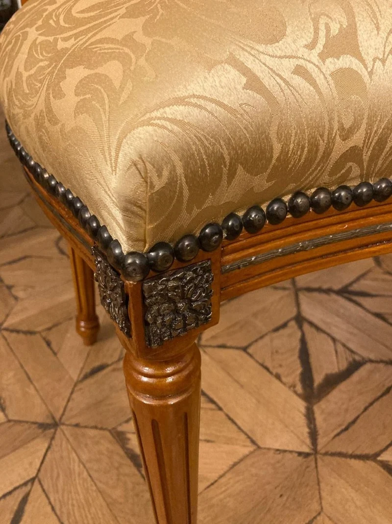 Casa Padrino Luxus Barock Esszimmer Stuhl Gold Muster / Braun / Antik Messing - Handgefertigter Massivholz Stuhl mit Löwenfüßen - Barockstil Küchenstuhl - Barock Esszimmer Möbel - Edel & Prunkvoll
