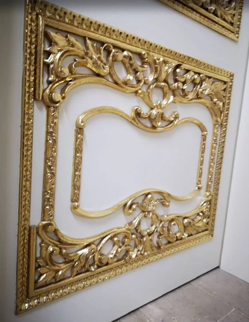 Casa Padrino Luxus Barock Wohnungstür Weiß / Gold - Prunkvolle Massivholz Tür mit Rahmen - Luxus Möbel im Barockstil - Barock Möbel - Hotel Möbel - Barock Einrichtung - Edel & Prunkvoll