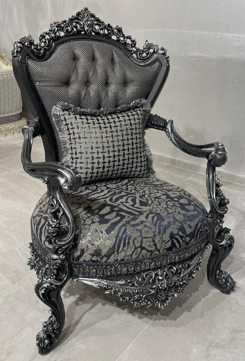 Casa Padrino Luxus Barock Wohnzimmer Set Grau / Silber - 2 Barock Sofas & 2 Barock Sessel & 1 Barock Couchtisch - Luxus Wohnzimmer Möbel im Barockstil - Barock Möbel - Edel & Prunkvoll