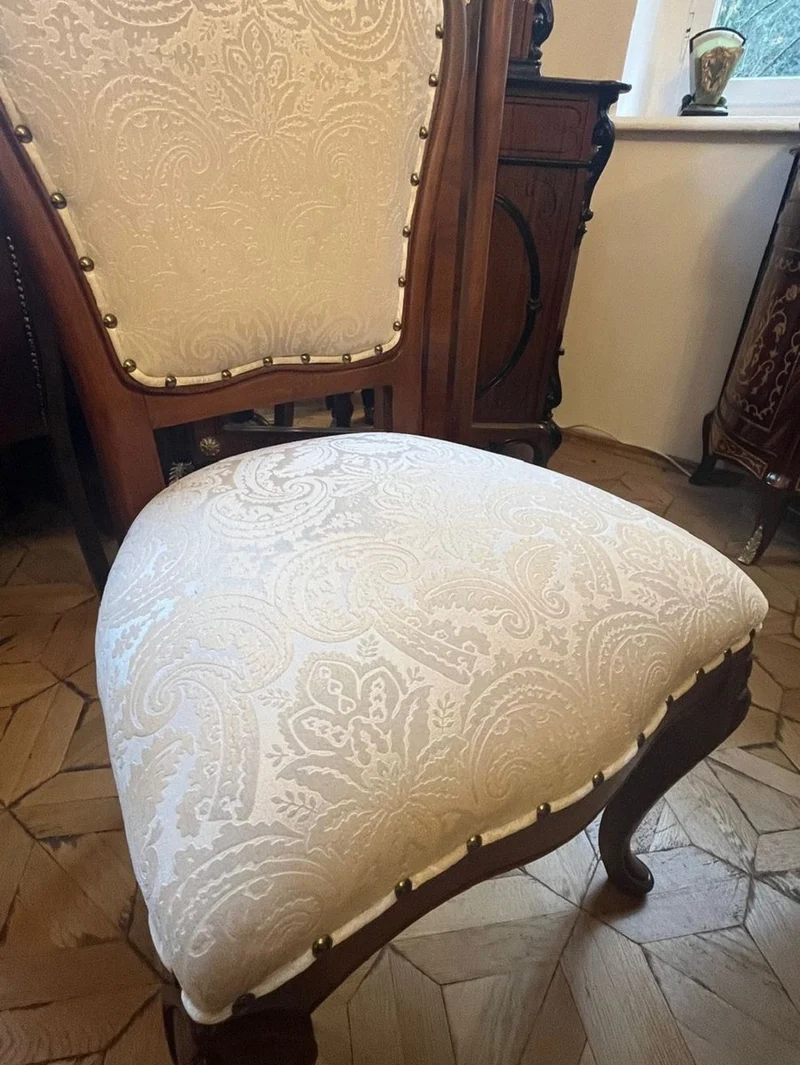 Casa Padrino Luxus Barock Esszimmerstuhl Cremefarben / Braun - Handgefertigter Massivholz Stuhl mit elegantem Muster - Barockstil Küchenstuhl - Barock Esszimmer Möbel - Edel & Prunkvoll