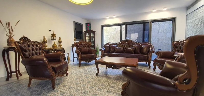 Casa Padrino Luxus Barock Leder Sessel Dunkelbraun / Braun - Wohnzimmer Echtleder Sessel mit dekorativem Kissen - Luxus Wohnzimmer Möbel im Barockstil - Barock Leder Möbel - Möbel Barockstil