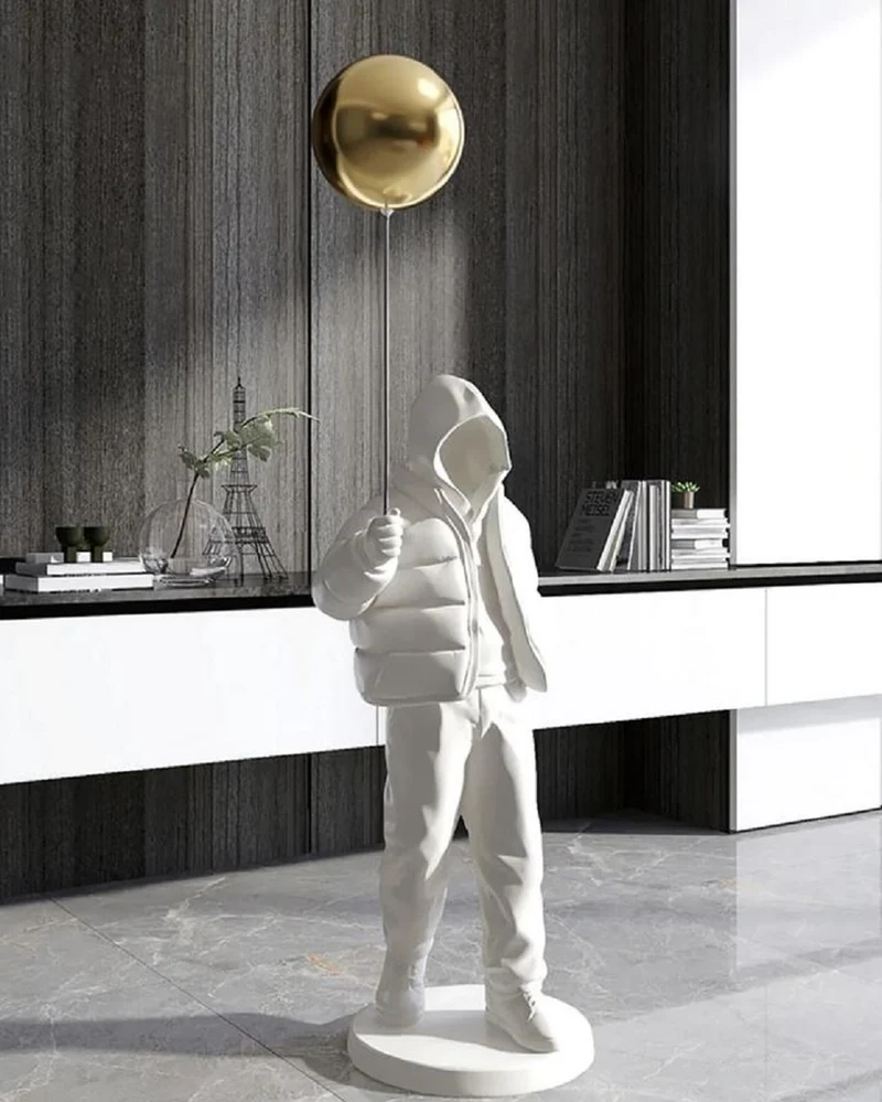 Casa Padrino Luxus Designer XXL Deko Skulptur Junge mit Luftballon Weiß / Gold H. 68 cm - XXL Kunstharz Deko Figur - Wohnzimmer Deko - Luxus Designer Deko Accessoires - Luxus Qualität