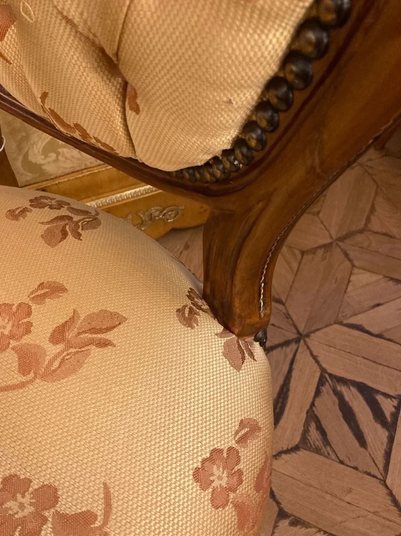 Casa Padrino Luxus Barock Esszimmer Stuhl Gold Muster / Braun / Antik Messing - Handgefertigter Massivholz Stuhl mit Löwenfüßen - Barockstil Küchenstuhl - Esszimmer Möbel im Barockstil