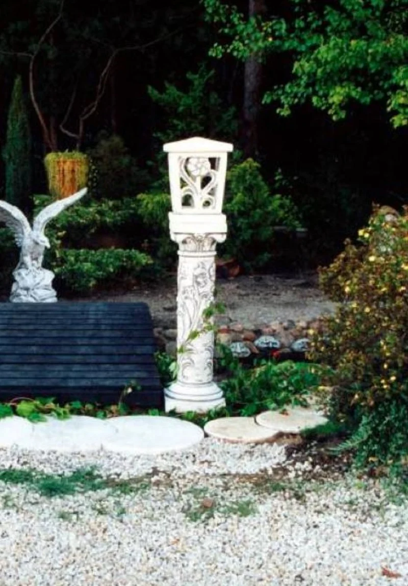 Casa Padrino Barock Garten Stein Laterne mit Säule Weiß 34 x 34 x H. 148 cm - Garten & Terrassen Stein Leuchte - Garten & Terrassen Beleuchtung im Barockstil - Barock Außenbeleuchtung - Barock Möbel