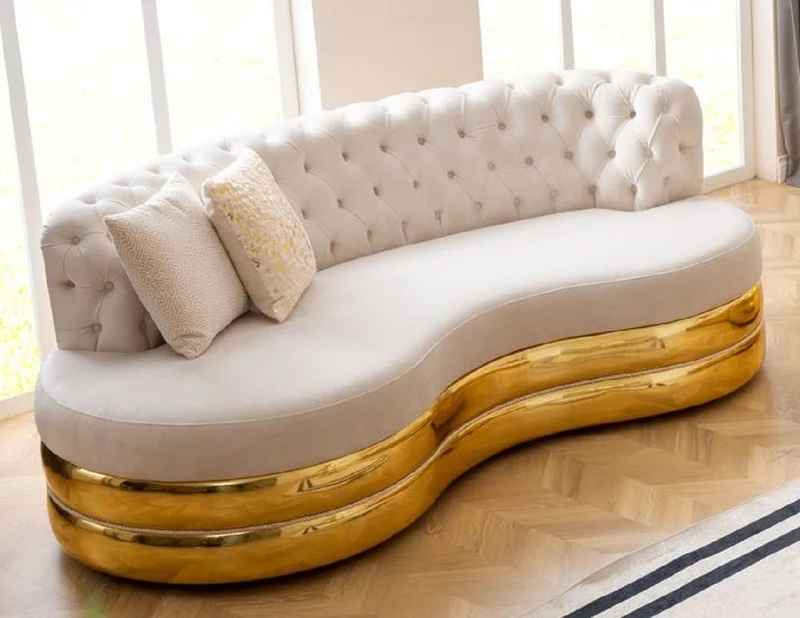 Casa Padrino Luxus Chesterfield 3er Sofa Creme / Gold 230 x 105 x H. 82 cm - Gebogenes Chesterfield Wohnzimmer Sofa - Wohnzimmer Möbel - Chesterfield Möbel - Luxus Möbel - Luxus Einrichtung
