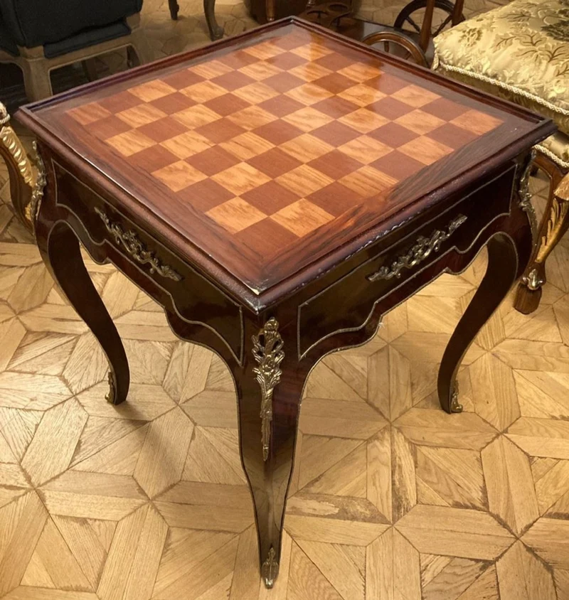 Casa Padrino Barock Beistelltisch mit Schach & Backgammon Spielfläche Dunkelbraun / Braun / Messing 60 x 60 x H. 71 cm - Antik Stil Möbel - Barock Möbel - Edel & Prunkvoll