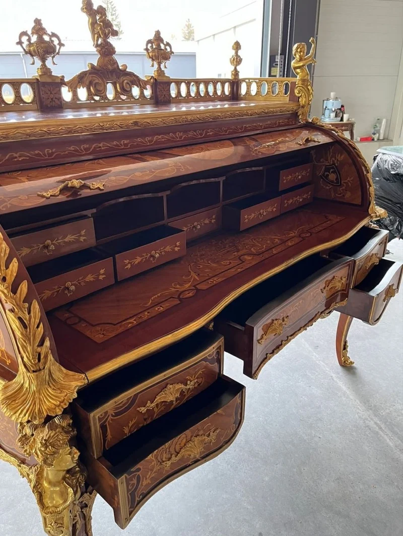 Casa Padrino Luxus Barock Sekretär Braun Intarsien / Gold - Prunkvoller Schreibtisch im Barockstil - Barock Büro Möbel - Möbel im Barockstil - Barock Büro Einrichtung - Edel & Prunkvoll