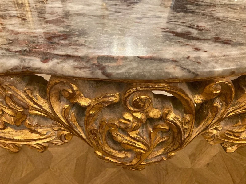 Casa Padrino Barock Konsole Gold / Grau - Handgefertigter Konsolentisch mit Marmorplatte - Prunkvolle Barockstil Konsole - Barock Möbel - Antik Stil Möbel - Barockstil Möbel - Edel & Prunkvoll
