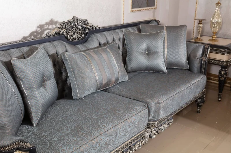 Casa Padrino Luxus Barock Wohnzimmer Set Hellblau / Beige / Schwarz / Gold - 2 Sofas & 2 Sessel & 1 Couchtisch & 2 Beistelltische - Handgefertigte Wohnzimmer Möbel im Barockstil - Edel & Prunkvoll