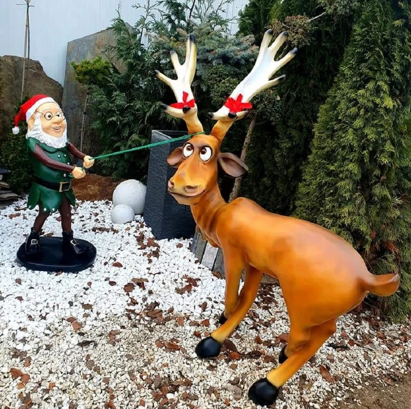 Casa Padrino Luxus Deko Skulpturen Set Weihnachtself mit Rentier Mehrfarbig - Weihnachts Deko Figuren - XXL Deko Skulpturen - XXL Deko Figuren - XXL Weihnachts Skulpturen