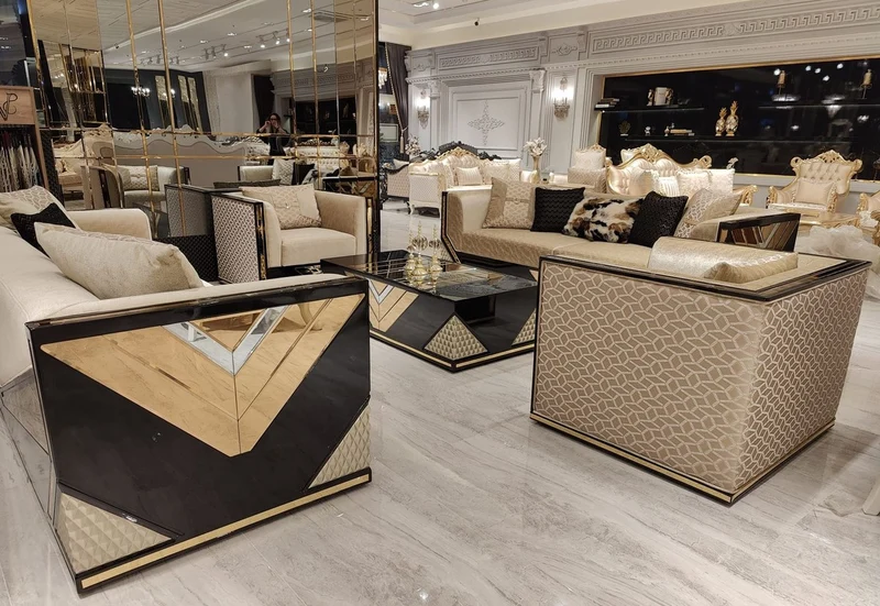 Casa Padrino Luxus Wohnzimmer Set Gold / Schwarz - 2 Luxus Sofas & 2 Luxus Sessel & 1 Luxus Couchtisch - Wohnzimmer Möbel - Luxus Möbel - Luxus Einrichtung - Wohnzimmer Einrichtung