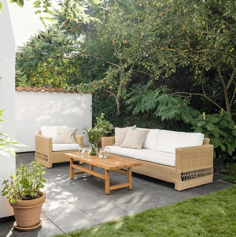 Casa Padrino Luxus Gartensofa mit Kissen Naturfarben / Weiß 200 x 86 x H. 71 cm - Wetterbeständiges Garten & Terrassen Sofa - Garten & Terrassen Möbel - Luxus Qualität
